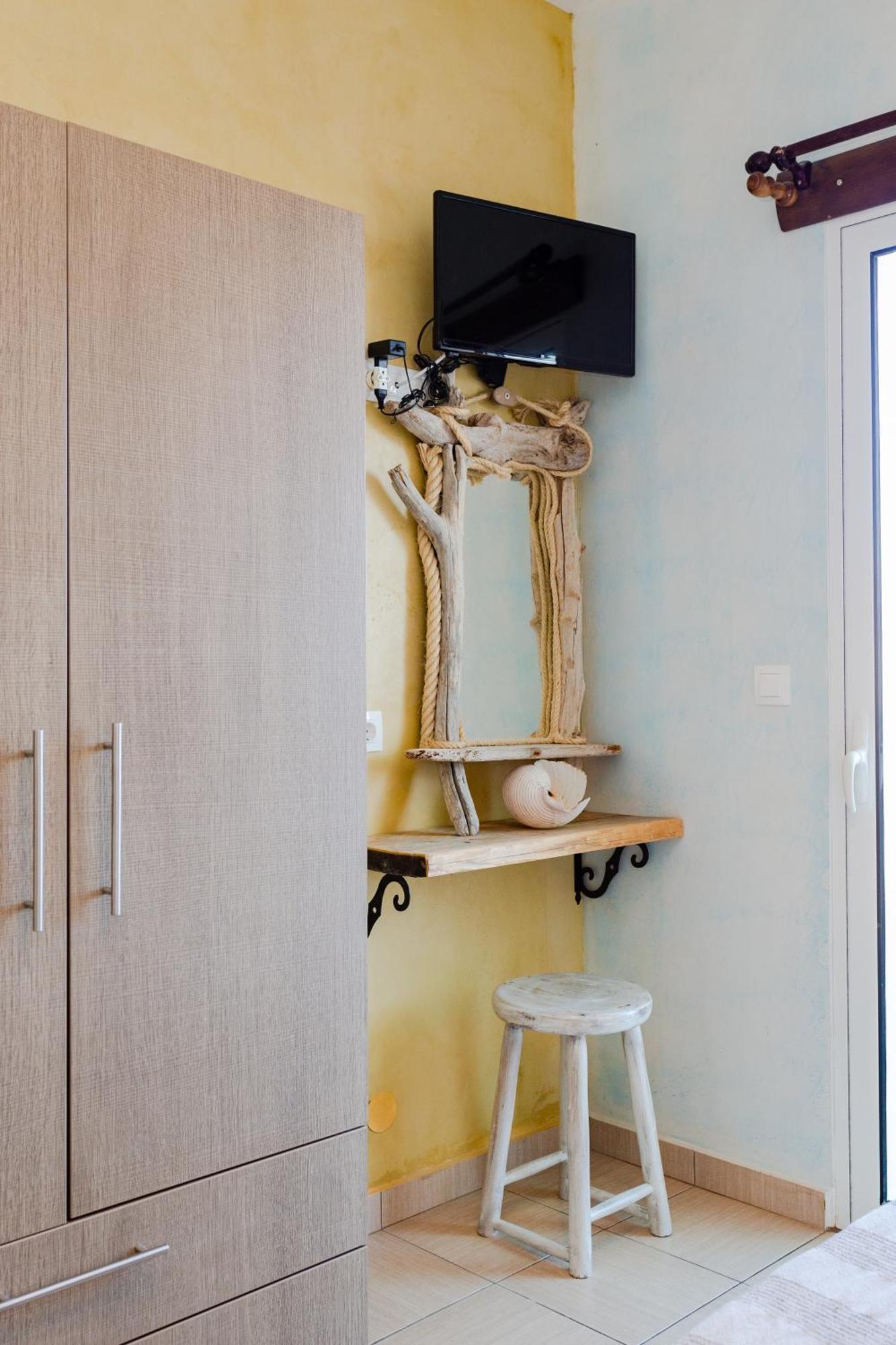 Christos Studios And Family Apartments Stegna Ruang foto